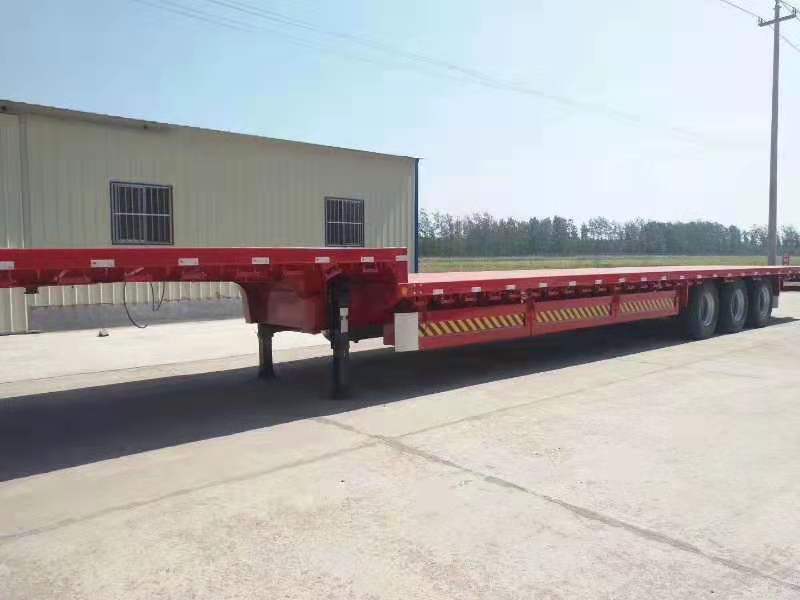 低平板半掛車(chē)梁山 工程機(jī)械挖掘機(jī)汽車(chē)運(yùn)輸車(chē)鉤機(jī)板運(yùn)輸車(chē)半掛車(chē)